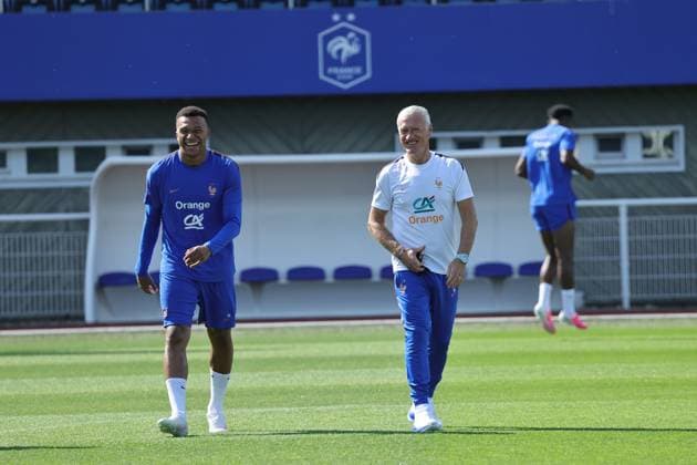 Entraînement de l’Equipe de France de Football PHOTOPQR LE PARISIEN Olivier Arandel (Staff) ; Clairefontaine ; 01 06 2026 ; Clairefontaine, France Lundi 1er juin 2026 Sports Football Équipe de France Préparation de la Coupe du Monde Fifa 2026 Entraînement ouvert au public de l’Equipe de France de Football Kylian Mbappé et Didier Deschamps, sélectionneur de l Equipe de France LP Olivier Arandel Clairefonatine, France, June 1st 2026. France national team, Nationalteam training session