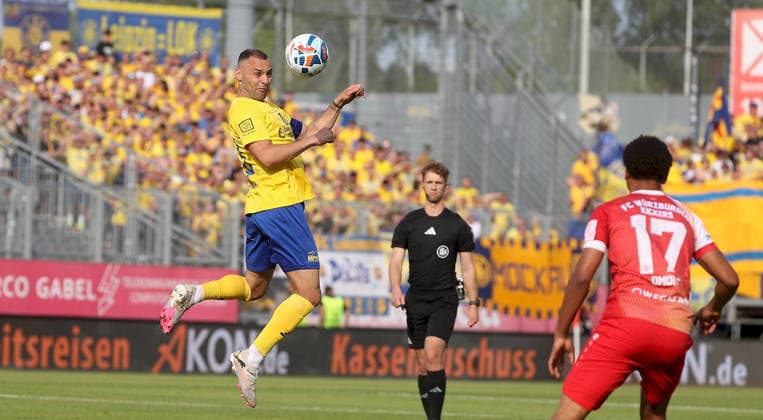 01.06.2026, xfsx, Herren, Fussball, Saison 2025 2026, Aufstiegsspiele zur 3. Liga, Play-Offs: FC Wuerzburger Kickers - 1. FC Lokomtive Leipzig - v.li.: Djamal Ziane (1. FC Lokomotive Leipzig), Liam Omore (FC Wuerzburger Kickers) Wuerzburg tectake ARENA Bayern Deutschland