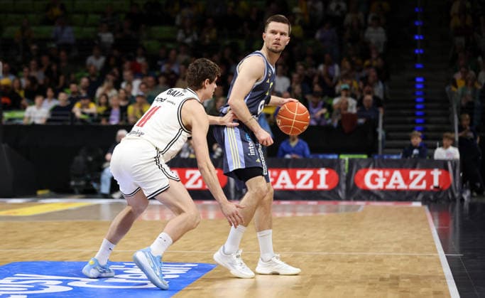 Richard Balint, Martin Hermannsson am Ball Zweikampf Spielszene Aktion Basketball BBL Bundesliga Herren Play Off Halbfinale 2.Spiel Saison 2025 2026 01.06.2026 ALBA Berlin vs BMA365 Bamberg Baskets