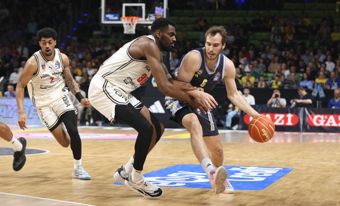 Ejiofor Onu, Malte Delow am Ball Zweikampf Spielszene Aktion Basketball BBL Bundesliga Herren Play Off Halbfinale 2.Spiel Saison 2025 2026 01.06.2026 ALBA Berlin vs BMA365 Bamberg Baskets