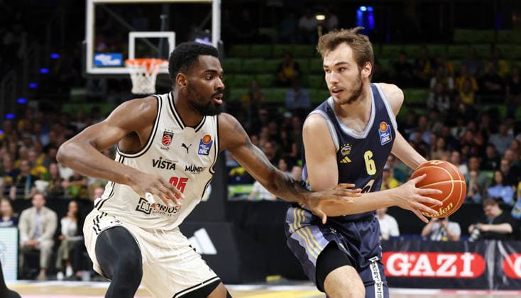 Ejiofor Onu, Malte Delow am Ball Zweikampf Spielszene Aktion Basketball BBL Bundesliga Herren Play Off Halbfinale 2.Spiel Saison 2025 2026 01.06.2026 ALBA Berlin vs BMA365 Bamberg Baskets