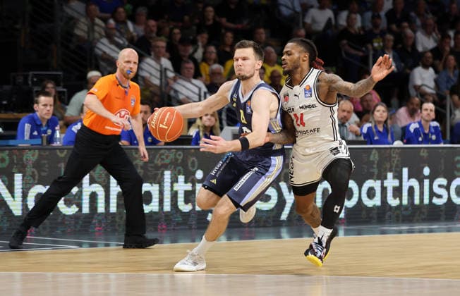 Martin Hermannsson am Ball, Cobe Williams Zweikampf Spielszene Aktion Basketball BBL Bundesliga Herren Play Off Halbfinale 2.Spiel Saison 2025 2026 01.06.2026 ALBA Berlin vs BMA365 Bamberg Baskets