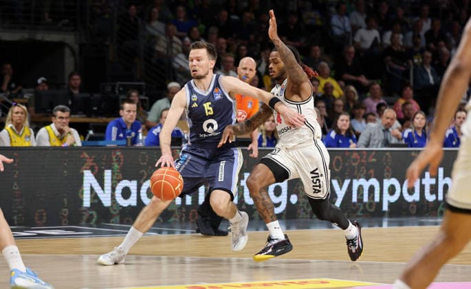 Martin Hermannsson am Ball, Cobe Williams Zweikampf Spielszene Aktion Basketball BBL Bundesliga Herren Play Off Halbfinale 2.Spiel Saison 2025 2026 01.06.2026 ALBA Berlin vs BMA365 Bamberg Baskets