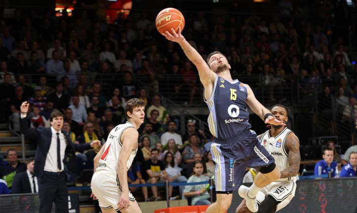 Richard Balint, Martin Hermannsson am Ball, Cobe Williams Zweikampf Spielszene Aktion Basketball BBL Bundesliga Herren Play Off Halbfinale 2.Spiel Saison 2025 2026 01.06.2026 ALBA Berlin vs BMA365 Bamberg Baskets
