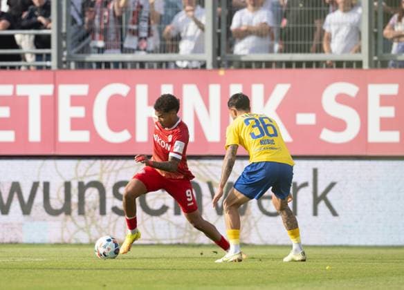 Fußball, Herren, Saison 2025 2026, Aufstiegsspiele zur 3. Liga (Rückspiel), Würzburger Kickers - 1. FC Lok Leipzig, v. l. Jermain Nischalke (Würzburger Kickers), Filip Kusic (Lok), 01.06. 2026, Copyright: xMatthiasxKochx