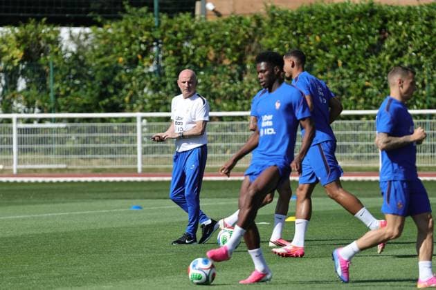 Entraînement de l’Equipe de France de Football PHOTOPQR LE PARISIEN Olivier Arandel (Staff) ; Clairefontaine ; 01 06 2026 ; Clairefontaine, France Lundi 1er juin 2026 Sports Football Équipe de France Préparation de la Coupe du Monde Fifa 2026 Entraînement ouvert au public de l’Equipe de France de Football Guy Stephan, entraîneur adjoint LP Olivier Arandel Clairefontaine, France, June 1st 2026. France national team, Nationalteam training session