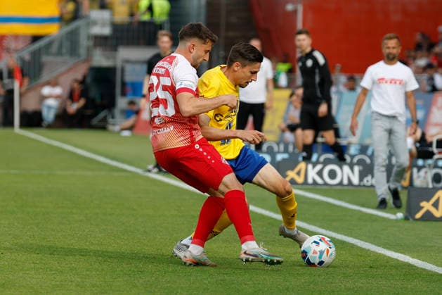 v.l.n.r.: Dominik Meisel (Würzburger Kickers) und Alexander Siebeck (Lokomotive Leipzig) im Rückspiel der Aufstiegsspiele zur 3. Liga zwischen dem FC Würzburger Kickers und dem 1. FC Lok Leipzig in der AKON Arena am Dallenberg, Würzburg, Deutschland, am 1. Juni 2026. DFB DFL REGULATIONS PROHIBIT ANY USE OF PHOTOGRAPHS AS IMAGE SEQUENCES AND OR QUASI-VIDEO, Copyright: HMBxMedia xHeikoxBecker