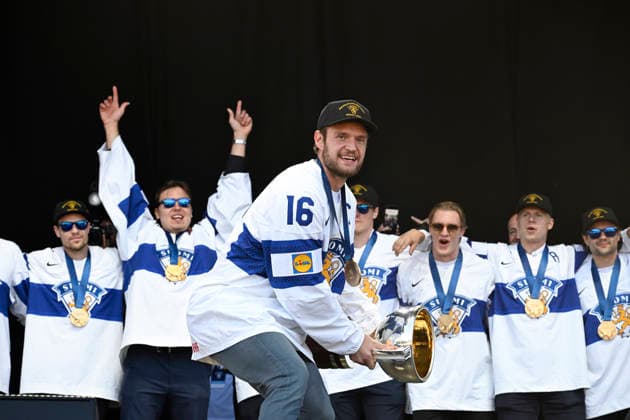 LKS 20260601 Captain of Finland Alexander Barkov with the trophy and Team Finland hockey players cheers with Finnish Ice hockey, Eishockey fans gathered to celebrate with Team Finland IIHF Ice Hockey World Champion 2026, in Helsinki, Finland on June 1, 2026. Finland won the IIHF Ice Hockey Men s World Championship, WM, Weltmeisterschaft final match between Switzerland and Finland in Zurich on Sunday. - JUSSI NUKARI Helsinki Finland riIuue0jB8E  Copyright: xJussixNukarix riIuue0jB8E