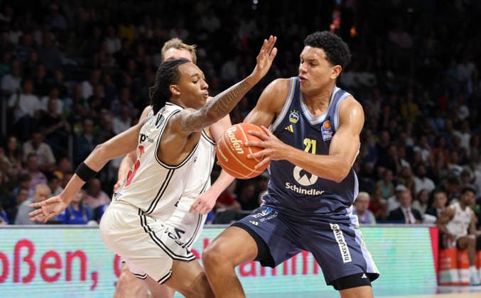 Austin Crowley, Michael Rataj Zweikampf Spielszene Aktion Basketball BBL Bundesliga Herren Play Off Halbfinale 2.Spiel Saison 2025 2026 01.06.2026 ALBA Berlin vs BMA365 Bamberg Baskets