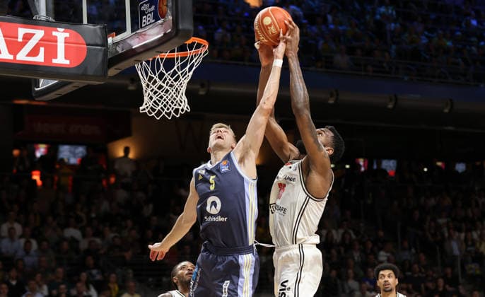 Sam Griesel, Ejiofor Onu Zweikampf Spielszene Aktion Basketball BBL Bundesliga Herren Play Off Halbfinale 2.Spiel Saison 2025 2026 01.06.2026 ALBA Berlin vs BMA365 Bamberg Baskets