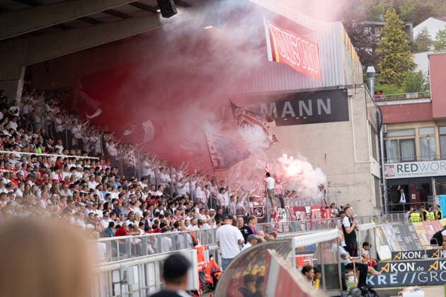 01.06.2026, xhfmx, Fussball Relegation 3.Liga, Kickers Wuerzburg - 1.FC Lok Leipzig Pyro im Würzburg Block (DFL DFB REGULATIONS PROHIBIT ANY USE OF PHOTOGRAPHS as IMAGE SEQUENCES and or QUASI-VIDEO) Wuerzburg