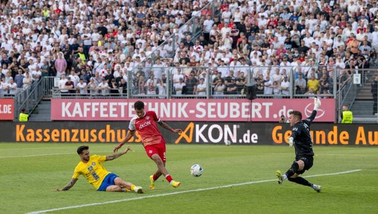 Fußball, Herren, Saison 2025 2026, Aufstiegsspiele zur 3. Liga (Rückspiel), Würzburger Kickers - 1. FC Lok Leipzig, v. l. Filip Kusic (Lok Leipzig), Jermain Nischalke (Würzburger Kickers) erzielt das Tor zum 1:0 gegen Torwart Andreas Naumann (Lok Leipzig), 01.06. 2026, Copyright: xMatthiasxKochx