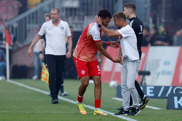 v.l.n.r.: Torschuetze Jermain Nischalke (Würzburger Kickers) und Trainer Michael Schiele (Würzburger Kickers) Jubel nach dem Tor zum 1:0, jubelnd, bejubelt, jubelt, jubeln, emotionen im Rückspiel der Aufstiegsspiele zur 3. Liga zwischen dem FC Würzburger Kickers und dem 1. FC Lok Leipzig in der AKON Arena am Dallenberg, Würzburg, Deutschland, am 1. Juni 2026. DFB DFL REGULATIONS PROHIBIT ANY USE OF PHOTOGRAPHS AS IMAGE SEQUENCES AND OR QUASI-VIDEO, Copyright: HMBxMedia xHeikoxBecker