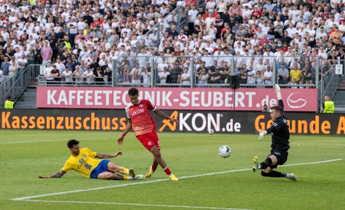 Fußball, Herren, Saison 2025 2026, Aufstiegsspiele zur 3. Liga (Rückspiel), Würzburger Kickers - 1. FC Lok Leipzig, v. l. Filip Kusic (Lok Leipzig), Jermain Nischalke (Würzburger Kickers) erzielt das Tor zum 1:0 gegen Torwart Andreas Naumann (Lok Leipzig), 01.06. 2026, Copyright: xMatthiasxKochx
