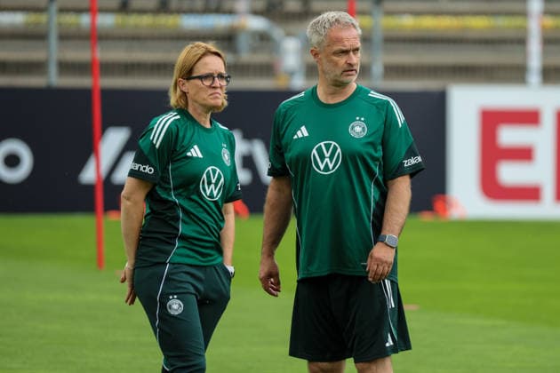 Köln, Deutschland: 01.06. 2026 - Training der DFB Frauen - Vorbereitung Länderspiel Deutschland vs. Norwegen für WM Qualifikation 2027 Im Bild: v.li. Co-Trainerin Saskia Bartusiak (Deutschland) und Bundestrainer Christian Wück Wueck (Deutschland) Copyright: HMBxMedia MadeleinexFantini