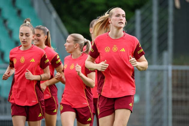 Köln, Deutschland: 01.06. 2026 - Training der DFB Frauen - Vorbereitung Länderspiel Deutschland vs. Norwegen für WM Qualifikation 2027 Im Bild: v.li. Sophia Kleinherne (Deutschland), Elisa Senß Senss (Deutschland) und Camilla Küver Kuever (Deutschland) Copyright: HMBxMedia MadeleinexFantini