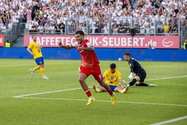 Fußball, Herren, Saison 2025 2026, Aufstiegsspiele zur 3. Liga (Rückspiel), Würzburger Kickers - 1. FC Lok Leipzig, Jermain Nischalke (Würzburger Kickers), Jubel nach Tor zum 1:0, hinten Filip Kusic (Lok Leipzig) und Torwart Andreas Naumann (Lok Leipzig), 01.06. 2026, Copyright: xMatthiasxKochx