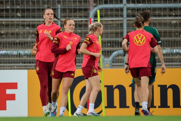 Köln, Deutschland: 01.06. 2026 - Training der DFB Frauen - Vorbereitung Länderspiel Deutschland vs. Norwegen für WM Qualifikation 2027 Im Bild: v.li. Torhüterin Ena Mahmutovic (Deutschland), Lisanne Gräwe Graewe (Deutschland) und Elisa Senß Senss (Deutschland) Copyright: HMBxMedia MadeleinexFantini