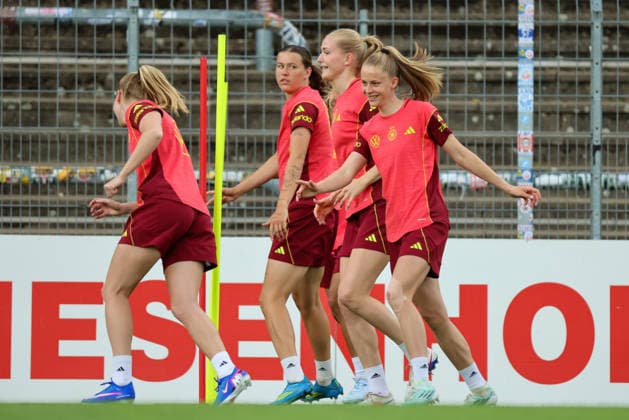 Köln, Deutschland: 01.06. 2026 - Training der DFB Frauen - Vorbereitung Länderspiel Deutschland vs. Norwegen für WM Qualifikation 2027 Im Bild: v.li. die Zweite Larissa Mühlhaus Muehlhaus (Deutschland), Camilla Küver Kuever (Deutschland) und Vivien Endemann (Deutschland) Copyright: HMBxMedia MadeleinexFantini
