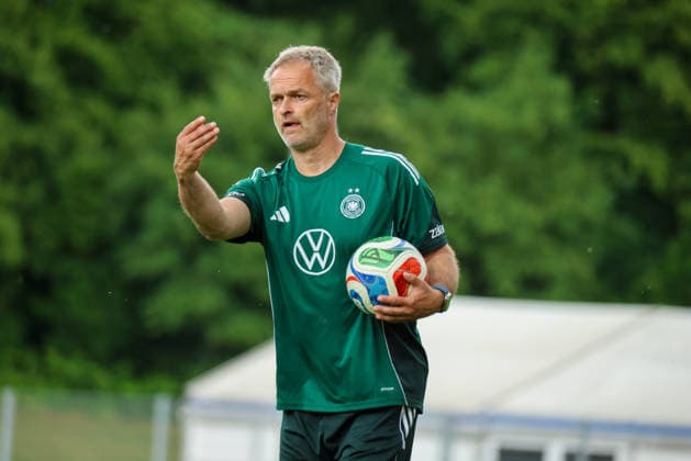 Köln, Deutschland: 01.06. 2026 - Training der DFB Frauen - Vorbereitung Länderspiel Deutschland vs. Norwegen für WM Qualifikation 2027 Im Bild: Bundestrainer Christian Wück Wueck (Deutschland) Copyright: HMBxMedia MadeleinexFantini