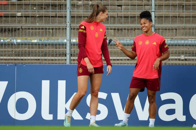 Köln, Deutschland: 01.06. 2026 - Training der DFB Frauen - Vorbereitung Länderspiel Deutschland vs. Norwegen für WM Qualifikation 2027 Im Bild: v.li. Jule Brand (Deutschland) und Shekiera Martinez (Deutschland) Copyright: HMBxMedia MadeleinexFantini
