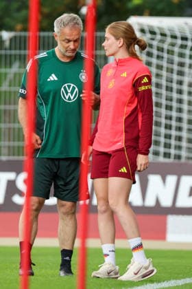 Köln, Deutschland: 01.06. 2026 - Training der DFB Frauen - Vorbereitung Länderspiel Deutschland vs. Norwegen für WM Qualifikation 2027 Im Bild: v.li. Bundestrainer Christian Wück Wueck (Deutschland) und Sjoeke Nüsken Nuesken (Deutschland) Copyright: HMBxMedia MadeleinexFantini