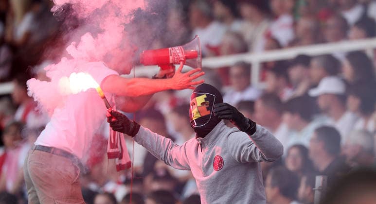 Würzburg, 01.06.2026, Stadion am Dallenberg, Fußball, Aufstiegspiele zur 3.Liga, Rückspiel , FWK Würzburger Kickers vs. 1.FC Lok Leipzig , Im Bild: Fans von Würzburg zünden Bengalos , Nur zur redaktionellen Nutzung. Only editorial use. NOFV DFB regulations prohibit any use of photographs as image sequences and or quasi-video. ,