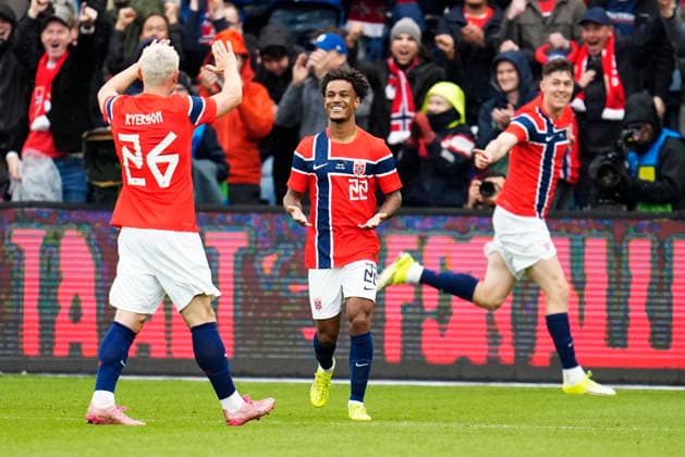 OSLO, NORGE 20260601 Norges Julian Ryerson och Oscar Bobb jublar efter 1-0 av 11 Jorgen Strand Larsen (i bakgrunden) gjort mal 1-0 under mandagens träningslandkamp i fotboll mellan Norge och Sverige pa Ulleval Stadion i Oslo inför fotbolls-VM i sommar.