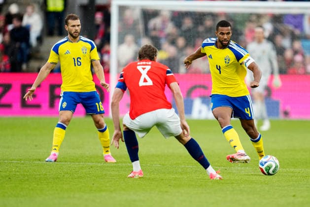 OSLO, NORGE 20260601 Norges Sander Berge mot Sveriges Jesper Karlström och Isak Hien under mandagens träningslandkamp i fotboll mellan Norge och Sverige pa Ulleval Stadion i Oslo inför fotbolls-VM i sommar.
