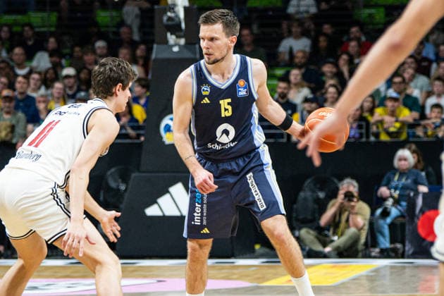 Martin Hermannsson (Alba Berlin, 15) beim Dribbling 01.06.2026, Alba Berlin vs Bamberg Baskets, Basketball, BBL, Max-Schmeling Halle, Berlin DFL regulations prohibit any use of photographs as image sequences and or quasi-video. Copyright: HMBxMedia xFinnxWeidmann