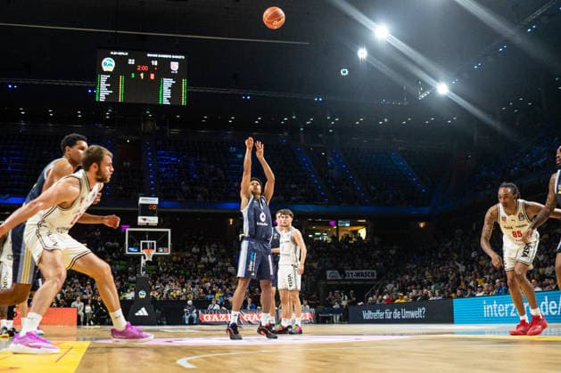 Jack Kayil (Alba Berlin, 7) beim Freiwurf 01.06.2026, Alba Berlin vs Bamberg Baskets, Basketball, BBL, Max-Schmeling Halle, Berlin DFL regulations prohibit any use of photographs as image sequences and or quasi-video. Copyright: HMBxMedia xFinnxWeidmann