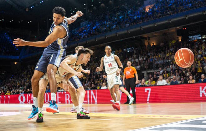 Michael Rataj (Alba Berlin, 21) wird gefoult 01.06.2026, Alba Berlin vs Bamberg Baskets, Basketball, BBL, Max-Schmeling Halle, Berlin DFL regulations prohibit any use of photographs as image sequences and or quasi-video. Copyright: HMBxMedia xFinnxWeidmann