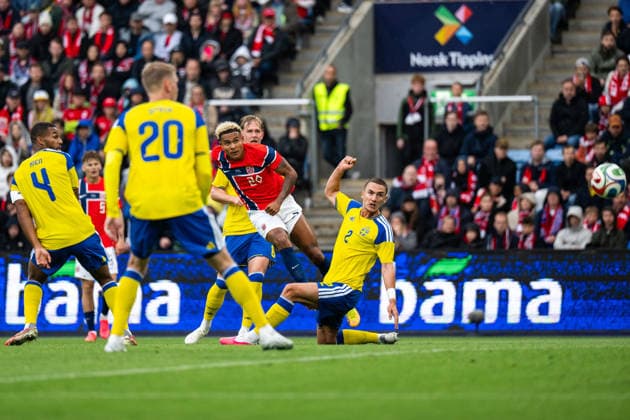 260601 Antonio Nusa of Norway scores 2-0 behind Isak Hien and Gustaf Lagerbielke of Sweden during the International Friendly, Länderspiel, Nationalmannschaft football match between Norway and Sweden on June 1, 2026 in Oslo. Photo: Joel Marklund BILDBYRAN kod JM JM0820 bbeng fotboll football soccer fotball träningslandskamp privatlandskamp landskamp international friendly norge norway sverige sweden sverige a Copyright: JOELxMARKLUND BB260601JM059