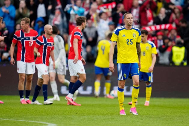 OSLO, NORGE 20260601 Sveriges Gustaf Nilsson deppar efter 2-0 av Norge under mandagens träningslandkamp i fotboll mellan Norge och Sverige pa Ulleval Stadion i Oslo inför fotbolls-VM i sommar.