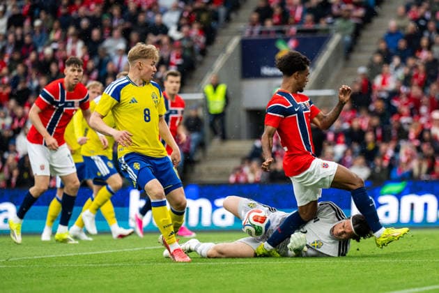 260601 Daniel Svensson and goalkeeper Jacob Widell Zetterström of Sweden against Oscar Bobb of Norway during the International Friendly, Länderspiel, Nationalmannschaft football match between Norway and Sweden on June 1, 2026 in Oslo. Photo: Joel Marklund BILDBYRAN kod JM JM0820 bbeng fotboll football soccer fotball träningslandskamp privatlandskamp landskamp international friendly norge norway sverige sweden sverige a Copyright: JOELxMARKLUND BB260601JM061