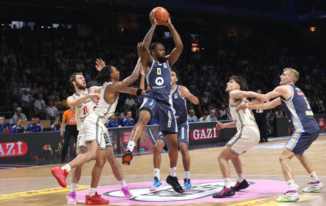 Austin Crowley, J Wan Roberts am Ball, Zachary Ensminger, Sam Griesel Zweikampf Spielszene Aktion Basketball BBL Bundesliga Herren Play Off Halbfinale 2.Spiel Saison 2025 2026 01.06.2026 ALBA Berlin vs BMA365 Bamberg Baskets
