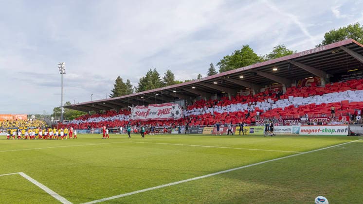 v.l.n.r.: Choreo, Choreographie, Fan, Fans der Würzberger Fans, im Rückspiel der Aufstiegsspiele zur 3. Liga zwischen dem FC Würzburger Kickers und dem 1. FC Lok Leipzig in der AKON Arena am Dallenberg, Würzburg, Deutschland, am 1. Juni 2026. DFB DFL REGULATIONS PROHIBIT ANY USE OF PHOTOGRAPHS AS IMAGE SEQUENCES AND OR QUASI-VIDEO, Copyright: HMBxMedia xHeikoxBecker