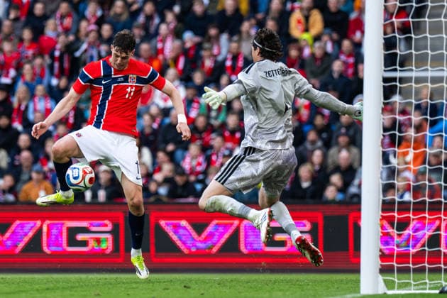 260601 Jorgen Strand Larsen of Norway and goalkeeper Jacob Widell Zetterström of Sweden during the International Friendly, Länderspiel, Nationalmannschaft football match between Norway and Sweden on June 1, 2026 in Oslo. Photo: Joel Marklund BILDBYRAN kod JM JM0820 bbeng fotboll football soccer fotball träningslandskamp privatlandskamp landskamp international friendly norge norway sverige sweden sverige a Copyright: JOELxMARKLUND BB260601JM063