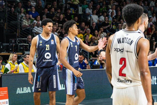 Jack Kayil (Alba Berlin, 7) klatscht ab 01.06.2026, Alba Berlin vs Bamberg Baskets, Basketball, BBL, Max-Schmeling Halle, Berlin DFL regulations prohibit any use of photographs as image sequences and or quasi-video. Copyright: HMBxMedia xFinnxWeidmann