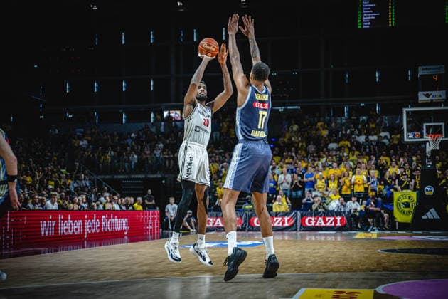 Basketball Berlin 01.06.2026 Saison 2025 2026 EasyCredit BBL 1. Bundesliga Männer, Herren Playoffs Halbfinale Spiel 2 Alba Berlin - BMA365 Bamberg Baskets Ejiofor Onu (Bamberg, No.35) Norris Agbakoko (Alba Berlin, No.17)