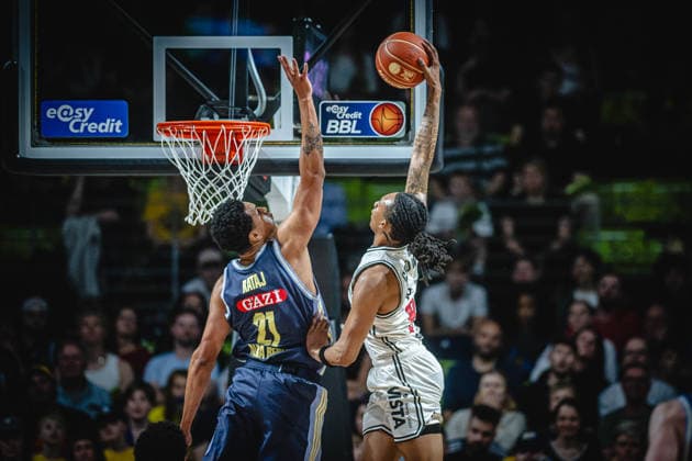 Basketball Berlin 01.06.2026 Saison 2025 2026 EasyCredit BBL 1. Bundesliga Männer, Herren Playoffs Halbfinale Spiel 2 Alba Berlin - BMA365 Bamberg Baskets Austin Crowley (Bamberg, No.55) Michael Rataj (Alba Berlin, No.21)