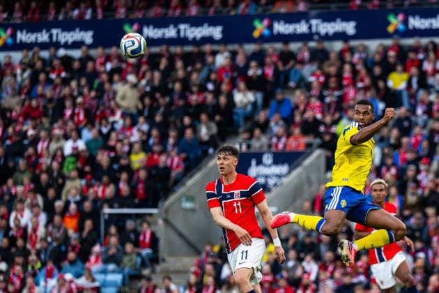 260601 Jorgen Strand Larsen of Norway and Isak Hien of Sweden during the International Friendly, Länderspiel, Nationalmannschaft football match between Norway and Sweden on June 1, 2026 in Oslo. Photo: Joel Marklund BILDBYRAN kod JM JM0820 bbeng fotboll football soccer fotball träningslandskamp privatlandskamp landskamp international friendly norge norway sverige sweden sverige a Copyright: JOELxMARKLUND BB260601JM072