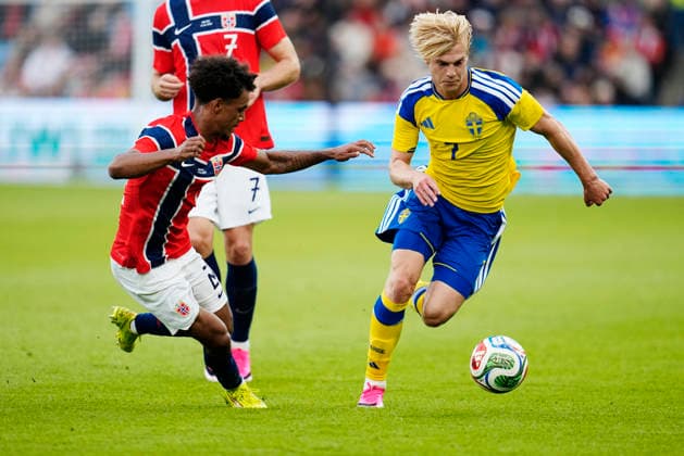 OSLO, NORWAY 20260601 Norway s Oscar Bobb and Sweden s Lucas Bergvall during Monday s international football training match between Norway and Sweden at Ulleval Stadium in Oslo ahead of this summer s World Cup.