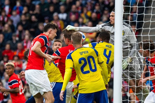 260601 Jorgen Strand Larsen of Norway scores 3-0 behind goalkeeper Jacob Widell Zetterström of Sweden during the International Friendly, Länderspiel, Nationalmannschaft football match between Norway and Sweden on June 1, 2026 in Oslo. Photo: Joel Marklund BILDBYRAN kod JM JM0820 bbeng fotboll football soccer fotball träningslandskamp privatlandskamp landskamp international friendly norge norway sverige sweden sverige a Copyright: JOELxMARKLUND BB260601JM075