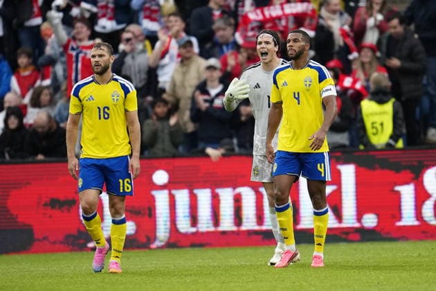 OSLO, NORGE 20260601 Sveriges Jesper Karlström, malvakt Jacob Widell Zetterström och Isak Hien deppar efter 3-0 under mandagens träningslandkamp i fotboll mellan Norge och Sverige pa Ulleval Stadion i Oslo inför fotbolls-VM i sommar.