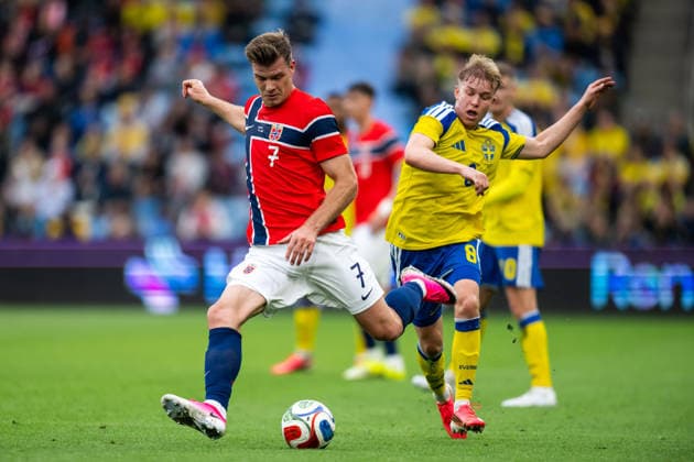 260601 Alexander Sorloth of Norway and Daniel Svensson of Sweden during the International Friendly, Länderspiel, Nationalmannschaft football match between Norway and Sweden on June 1, 2026 in Oslo. Photo: Marius Simensen BILDBYRAN COP 238 JM0820 bbeng fotboll football soccer fotball träningslandskamp privatlandskamp landskamp international friendly norge norway sverige sweden sverige a Copyright: MARIUSxSIMENSEN BB260601BB807