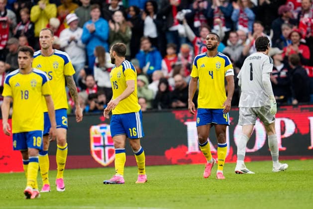 OSLO, NORGE 20260601 Sveriges Isak Hien deppar efter 3-0 under mandagens träningslandkamp i fotboll mellan Norge och Sverige pa Ulleval Stadion i Oslo inför fotbolls-VM i sommar.