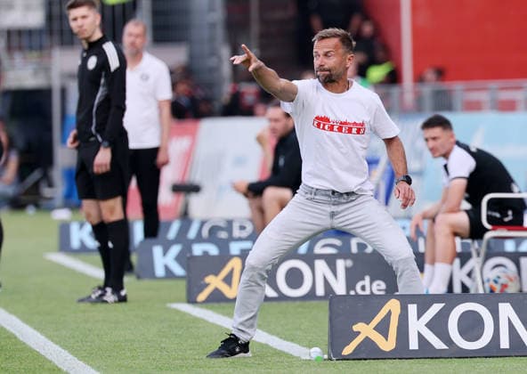 Würzburg, 01.06.2026, Stadion am Dallenberg, Fußball, Aufstiegspiele zur 3.Liga, Rückspiel , FWK Würzburger Kickers vs. 1.FC Lok Leipzig , Im Bild: Trainer Michael Schiele (Würzburg) , Nur zur redaktionellen Nutzung. Only editorial use. NOFV DFB regulations prohibit any use of photographs as image sequences and or quasi-video. ,