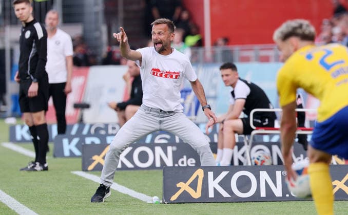 Würzburg, 01.06.2026, Stadion am Dallenberg, Fußball, Aufstiegspiele zur 3.Liga, Rückspiel , FWK Würzburger Kickers vs. 1.FC Lok Leipzig , Im Bild: Trainer Michael Schiele (Würzburg) , Nur zur redaktionellen Nutzung. Only editorial use. NOFV DFB regulations prohibit any use of photographs as image sequences and or quasi-video. ,