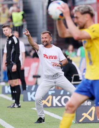 Würzburg, 01.06.2026, Stadion am Dallenberg, Fußball, Aufstiegspiele zur 3.Liga, Rückspiel , FWK Würzburger Kickers vs. 1.FC Lok Leipzig , Im Bild: Trainer Michael Schiele (Würzburg) , Nur zur redaktionellen Nutzung. Only editorial use. NOFV DFB regulations prohibit any use of photographs as image sequences and or quasi-video. ,